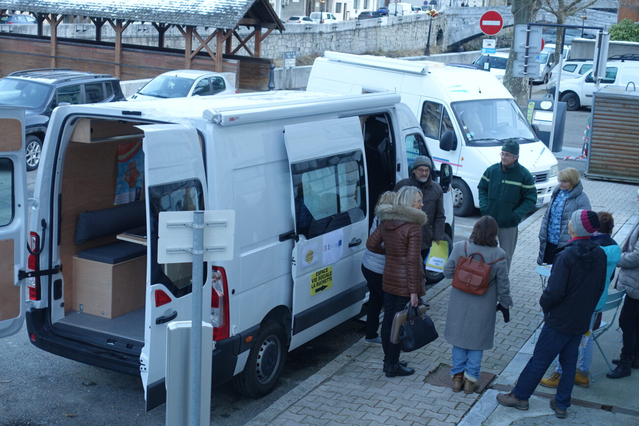 « Visite » du mini-bus socio-itinérant de la Ruchette