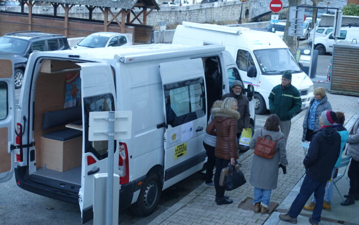 « Visite » du mini-bus socio-itinérant de la Ruchette